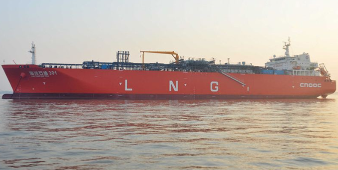 國內首艘智能LNG船“海洋石油301”抵津