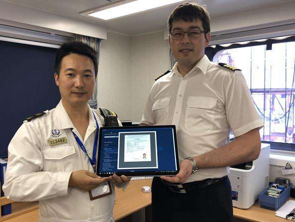 上海洋山港海事局對全球首艘啟用船員電子證書船舶實施檢查