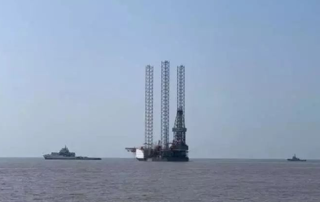 外高橋海工自升式鉆井平臺起程