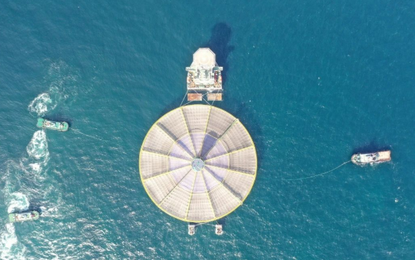 內(nèi)首座單柱式半潛深海大型漁場“海峽1號(hào)”開始系泊安裝